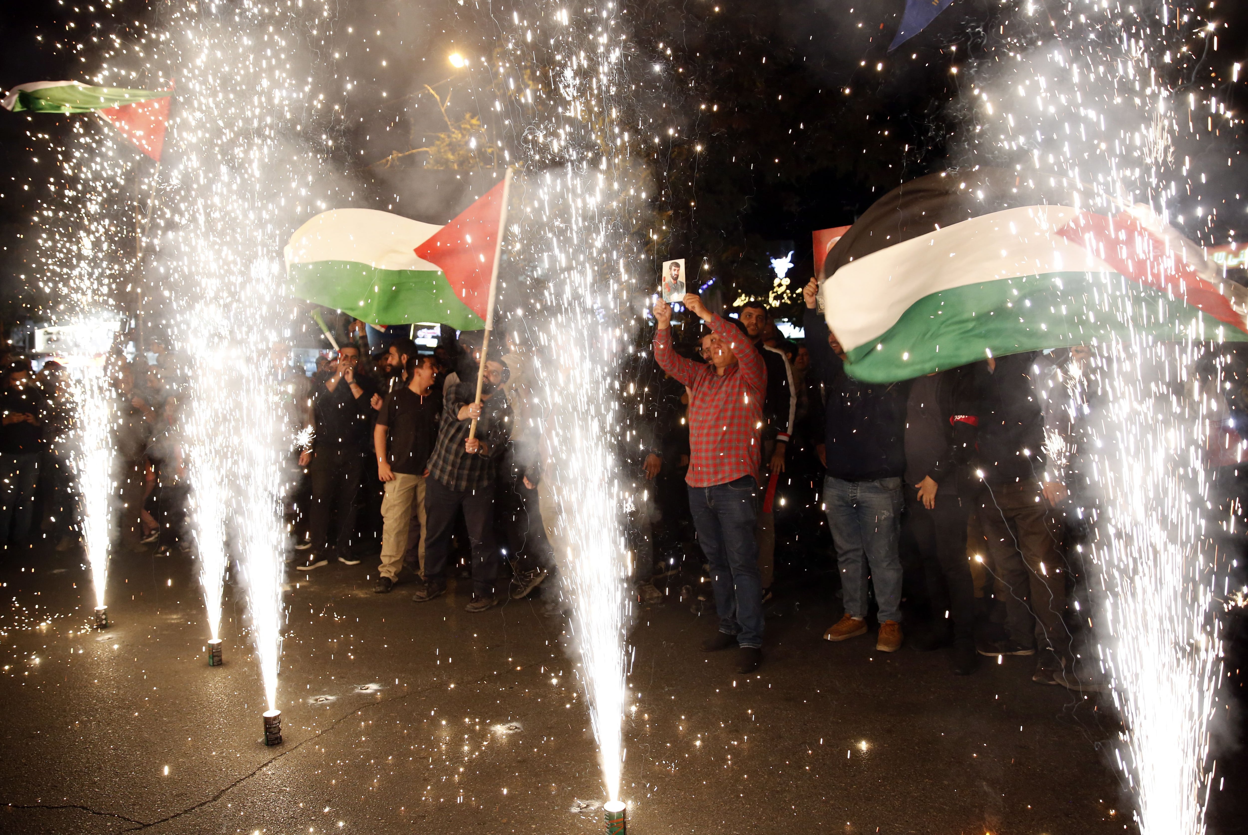 Entre cantos, banderas palestinas y fotos de Qasem Soleimani, la capital iraní se tiñó de un aire festivo (EFE)
