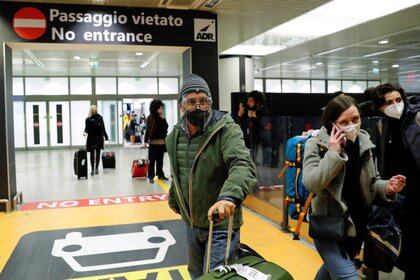 Los pasajeros llegan al aeropuerto de Fiumicino después de que el gobierno italiano anunciara que todos los vuelos hacia y desde el Reino Unido se suspenderán por temor a una nueva cepa del coronavirus, en medio de la propagación de la enfermedad del coronavirus (COVID-19), en Roma, Italia, el 20 de diciembre de 2020. REUTERS/Remo Casilli