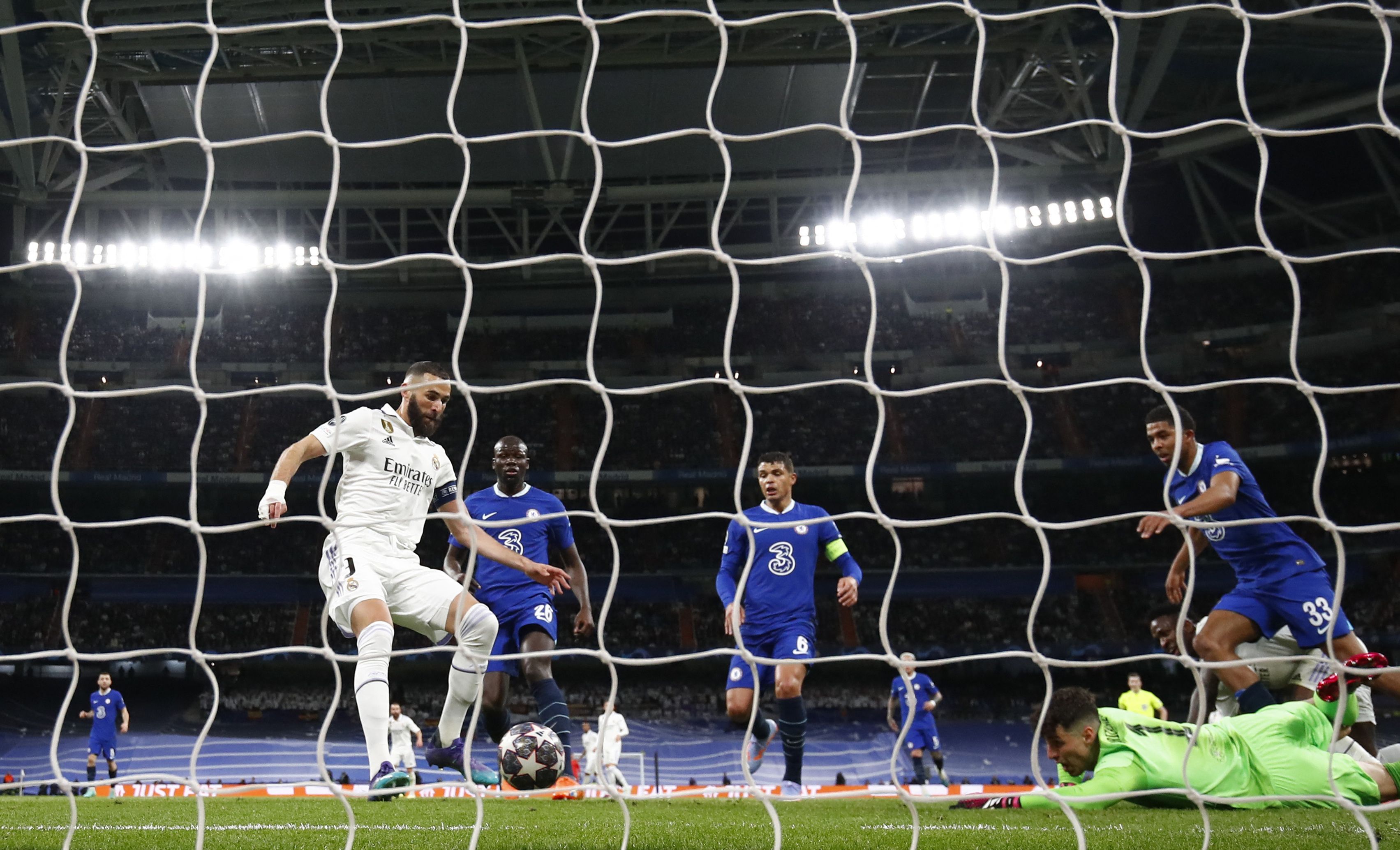 El gol de Benzema contra el Chelsea en los cuartos de final (REUTERS/Juan Medina)