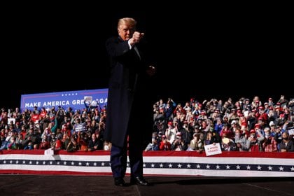 El Presidente Donald Trump ante la multitud al final de un evento de campaña en el Aeropuerto Regional de Bemidji en Bemidji, Minnesota, EE.UU., el 18 de septiembre de 2020 (REUTERS/Tom Brenner)