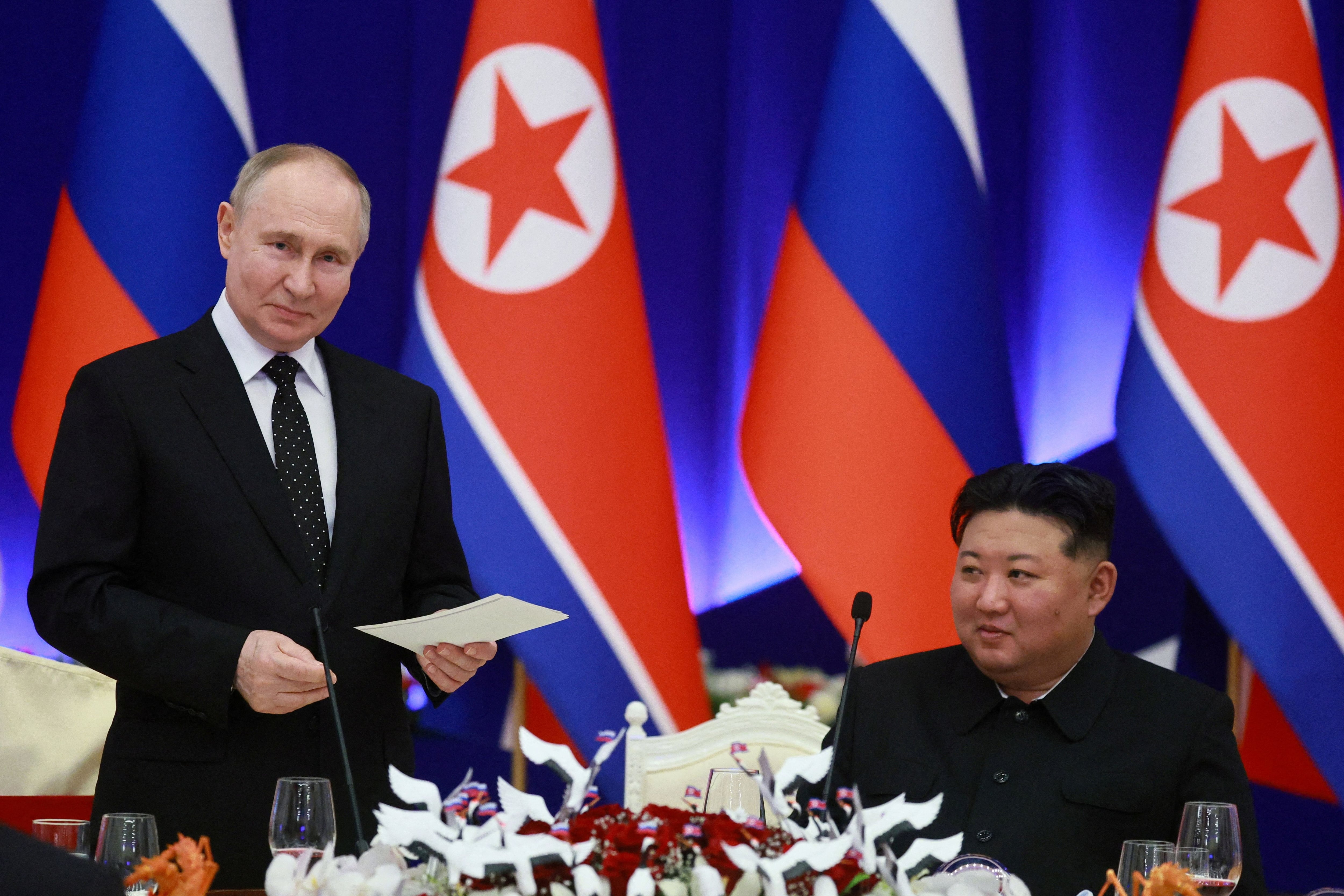 El presidente de Rusia, Vladimir Putin, y el líder de Corea del Norte, Kim Jong Un, asisten a una recepción de Estado en Pyongyang (Reuters)