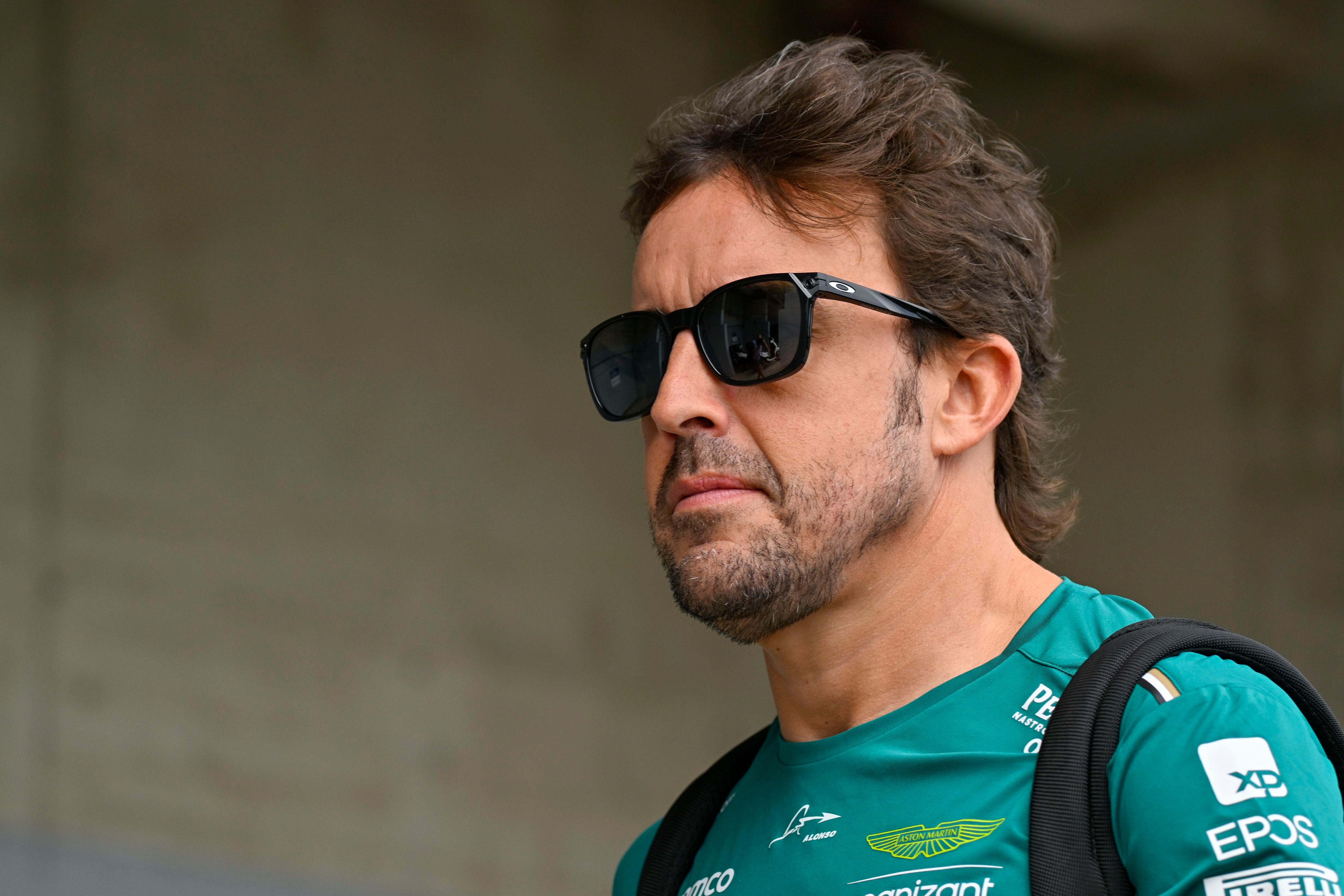 Alonso llega al paddock de Hungría (AP Foto/Denes Erdos)