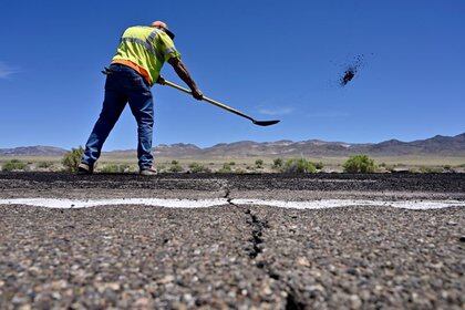 FOTO DE ARCHIVO: Un hombre trabaja en un tramo de carretera de la autovía U.S. Highway 95 cerca de Tonopah, estado de Nevada, Estados Unidos, el 15 de mayo de 2020. REUTERS/David Becker