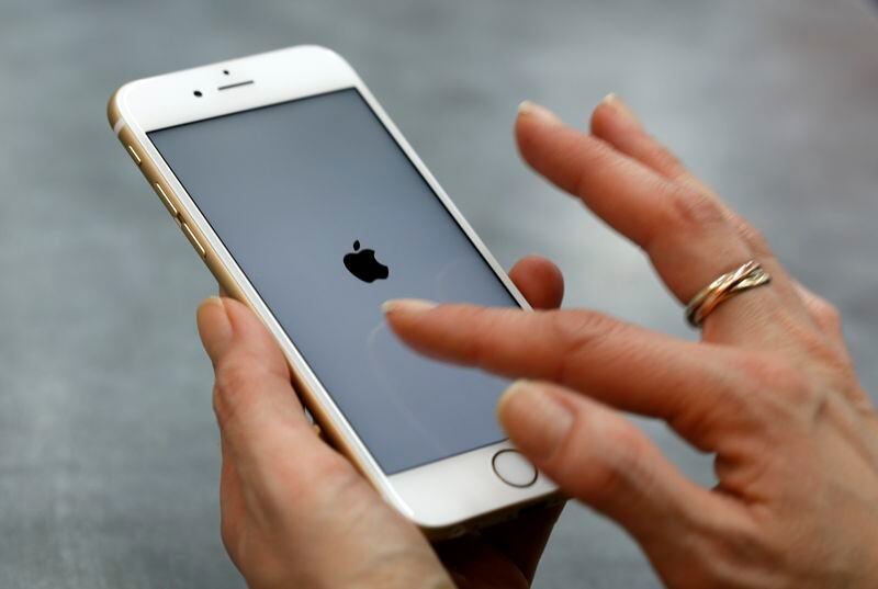 El iPhone es el producto insignia de Apple (REUTERS/Michaela Rehle/Archivo)