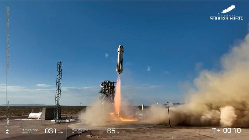 La empresa de turismo espacial de Jeff Bezos, Blue Origin, lanza su quinta misión de cápsulas tripuladas desde su base cerca de Van Horn, Texas, Estados Unidos. 4 de junio, 2022. Captura de imagen de video. Blue Origin/Handout vía REUTERS.
