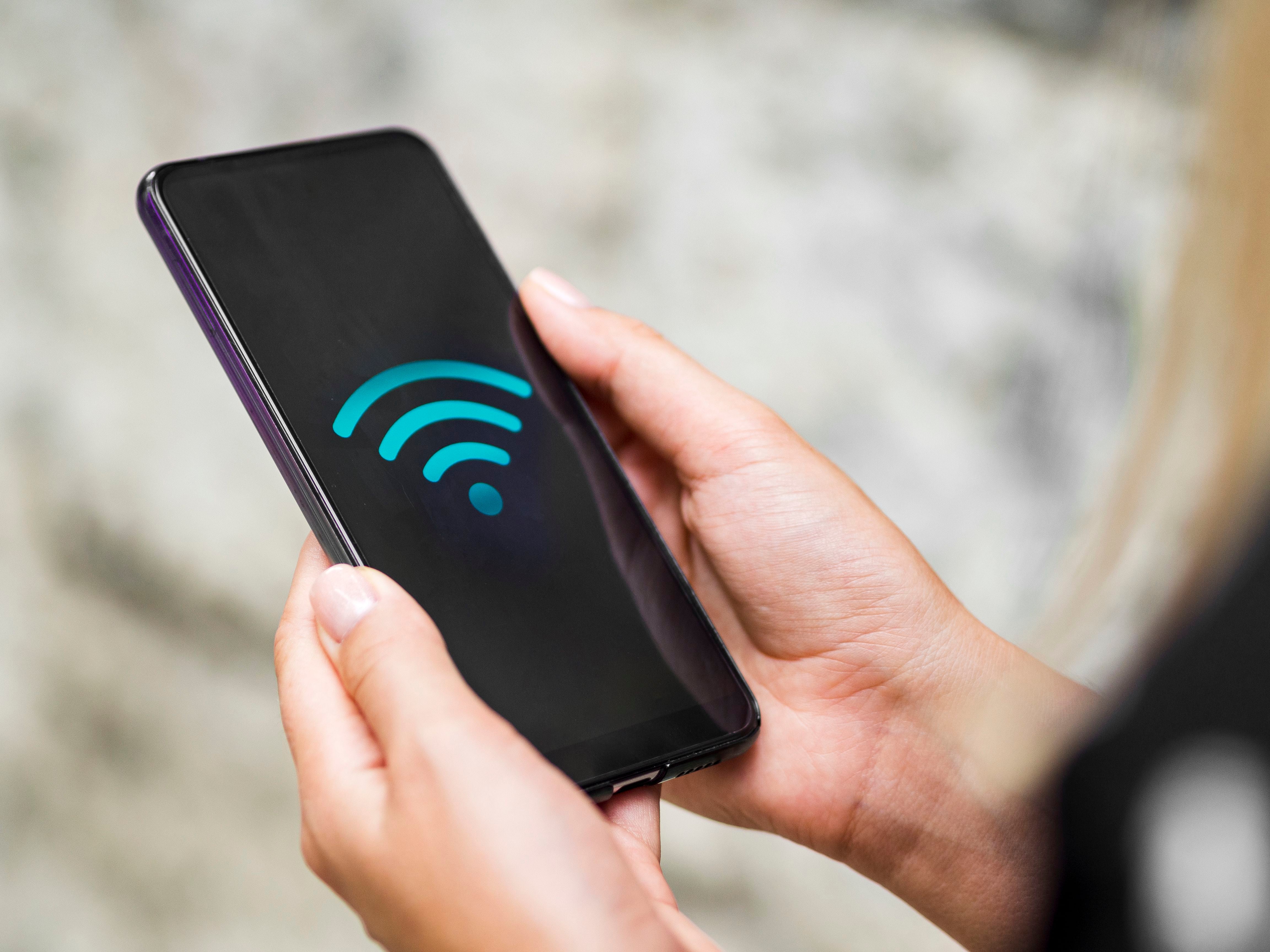 Existen varias acciones para mejorar la señal de WiFi en espacios cerrados como casas y lugares de trabajo. (Freepik)