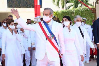 El nuevo presidente de República Dominicana, Luis Abinader, saluda a su esposa Raquel Arbaje luego de la ceremonia de juramentación en Santo Domingo, República Dominicana, el 16 de agosto de 2020. REUTERS / Ricardo Rojas