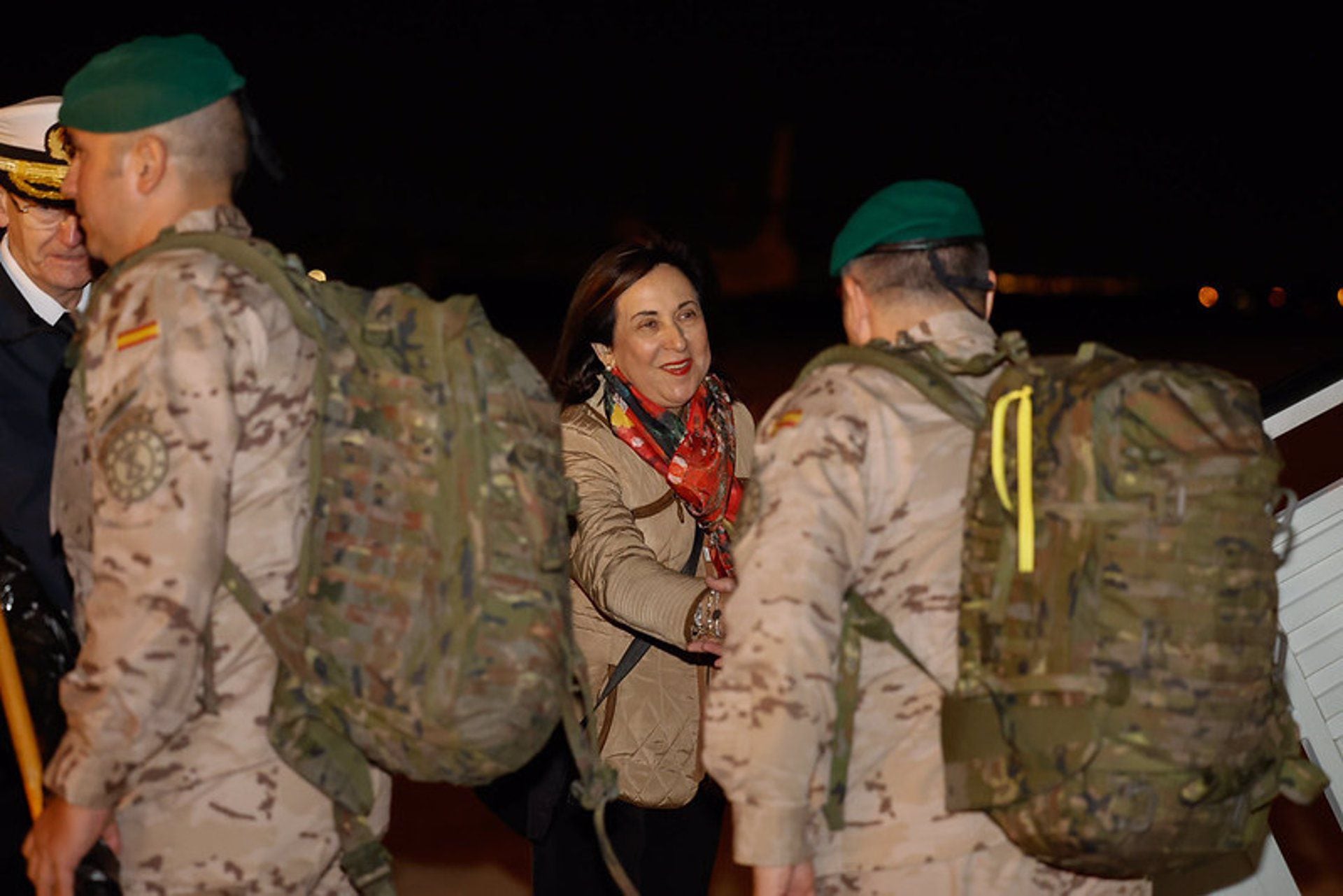 La ministra de Defensa, Margarita Robles, recibe a un grupo de soldados procedentes de una misión en Mali. (Ministerio de Defensa / Europa Press) 