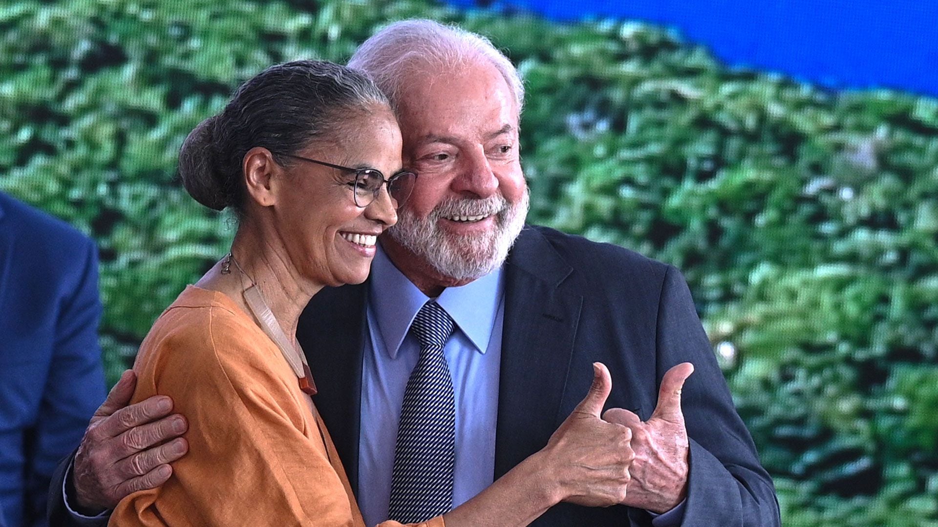 El presidente de Brasil, Luiz Inácio Lula da Silva, abraza a la ministra de Medio Ambiente, Marina Silva, durante un acto por el Día de la Amazonía (EFE/André Borges/Archivo)