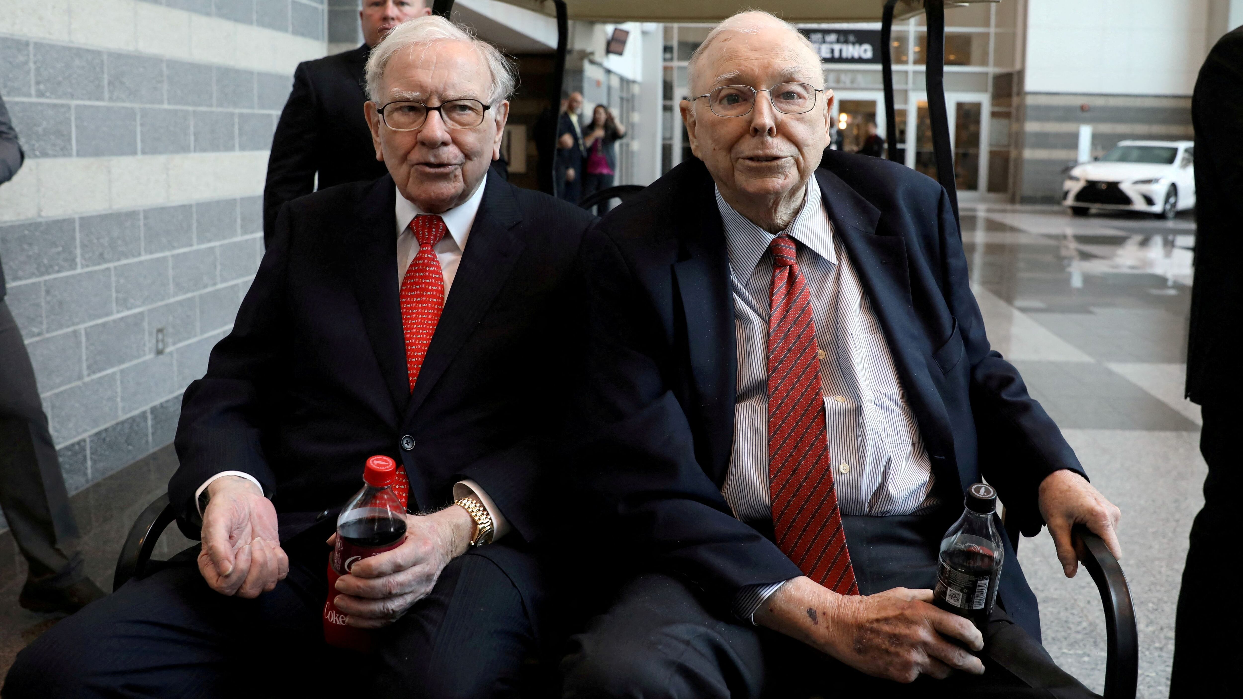 FILE PHOTO: Berkshire Hathaway Chairman Warren Buffett (left) and Vice Chairman Charlie Munger are seen at the annual Berkshire shareholder shopping day in Omaha, Nebraska, U.S., May 3, 2019.   REUTERS/Scott Morgan/File Photo/File Photo