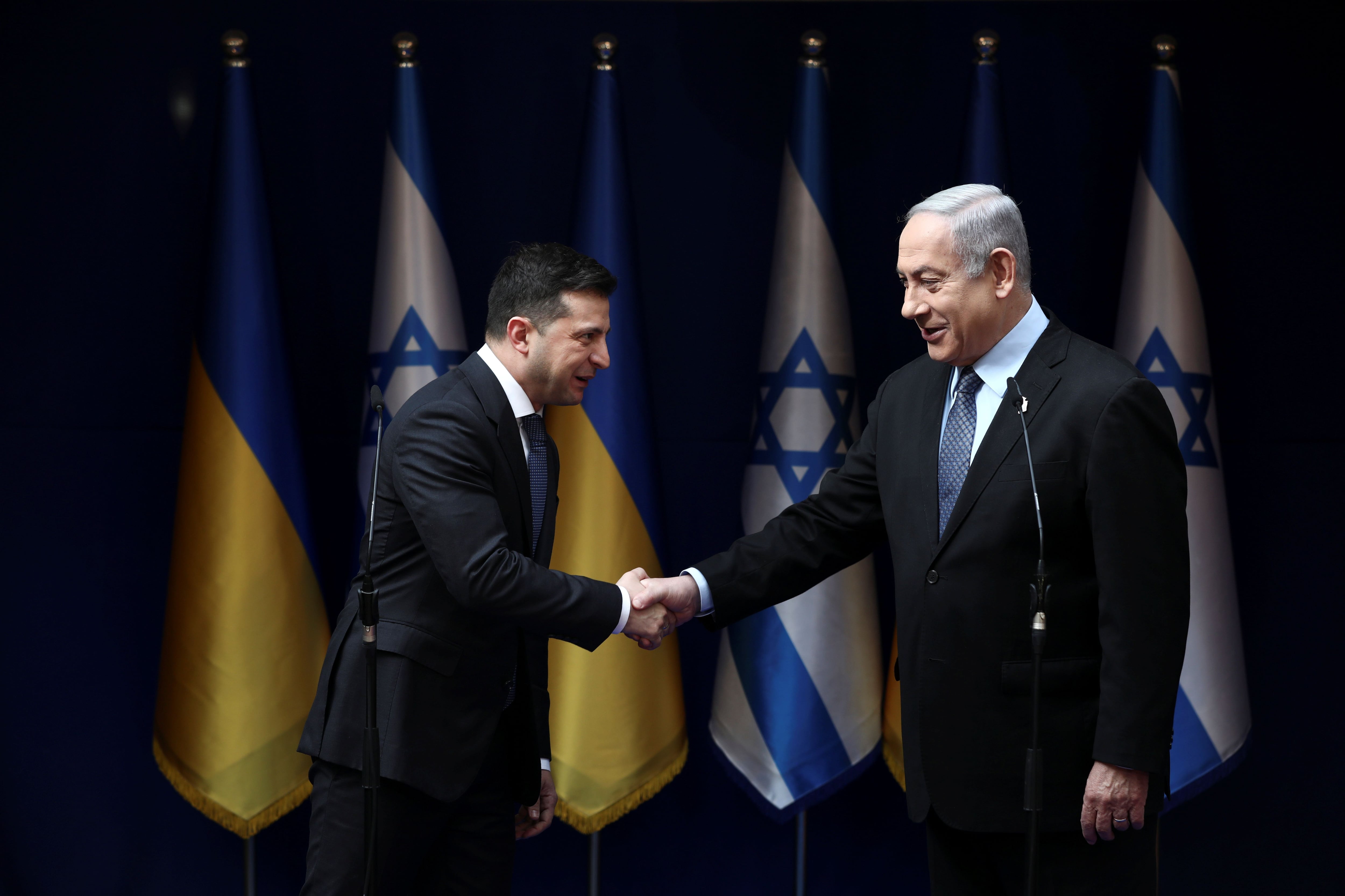 El primer ministro israelí, Benjamin Netanyahu, y el presidente ucraniano, Volodimir Zelensky, se dan la mano durante su reunión en Jerusalén, el 24 de enero de 2020. Oded Balilty/Pool vía REUTERS/Archivo
