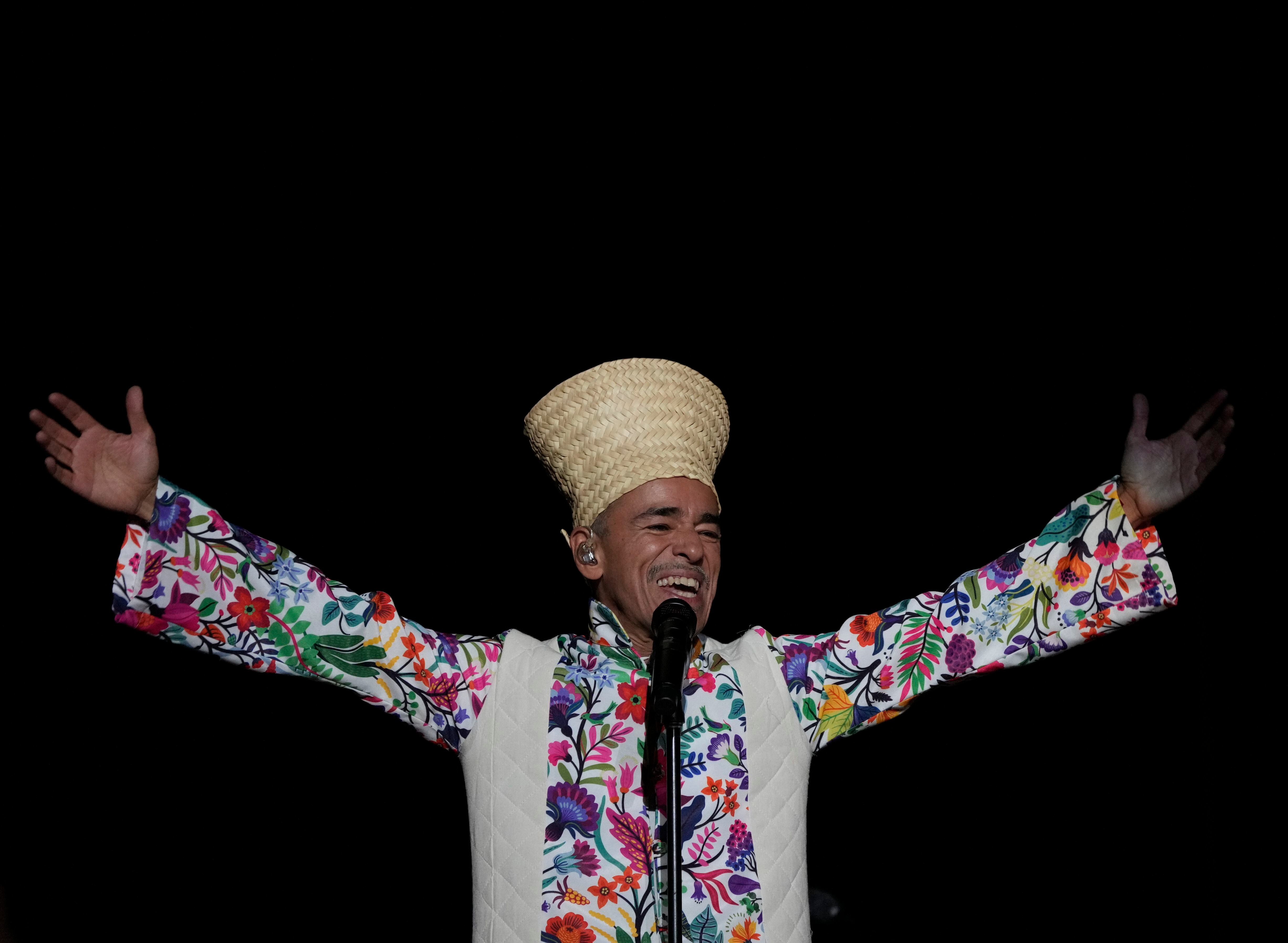 Rubén Albarrán, vocalista de Café Tacvba, durante su presentación en el festival Vive Latino en la Ciudad de México el sábado 18 de marzo de 2023. (Foto AP/Fernando Llano)