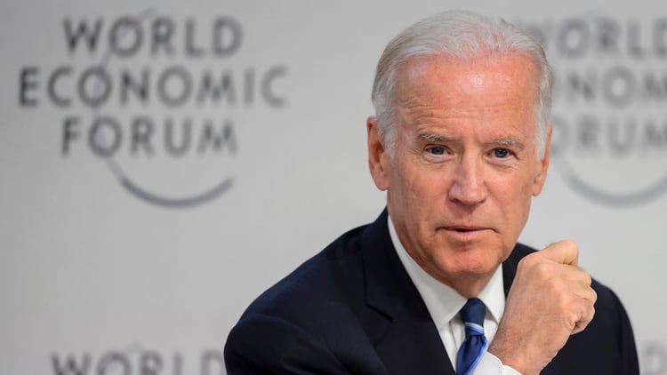 La imagen de Biden, uno de los favoritos en la interna demócrata, quedó afectada por las denuncias de tratamientos indebidos con mujeres (AFP)