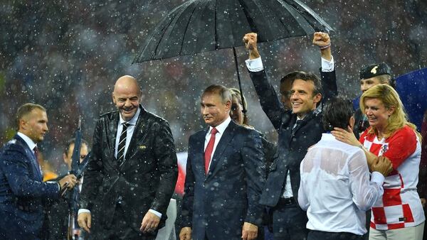 Macron celebra mojado mientras Putin disfruta de tener un paraguas (Reuters)