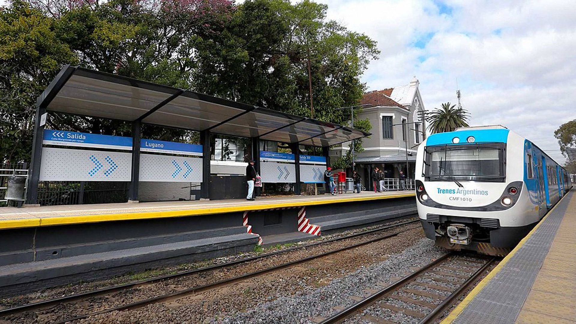 La estación de tren de Lugano (foto), junto con las de Palermo, Drago, Caballito, Liniers, entre otras, está entre los inmuebles que recibirán protección patrimonial definitiva una vez aprobada la modificación del CUR