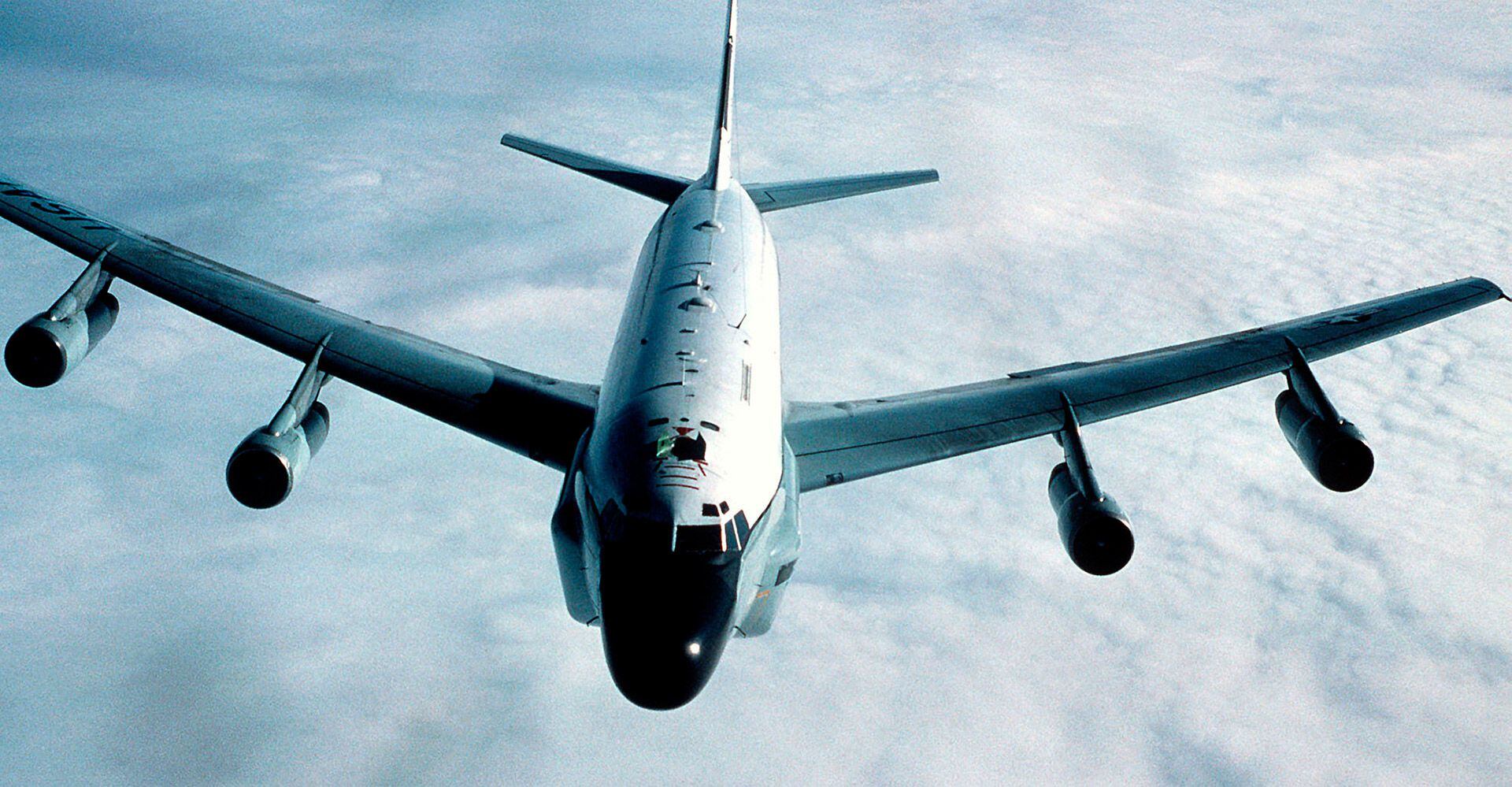 Una vista frontal aire-aire de un avión RC-135 Stratolifter del Ala Estratégica 306 durante una misión de reabastecimiento de combustible sobre el Mar del Norte (USAF/Getty Images)
