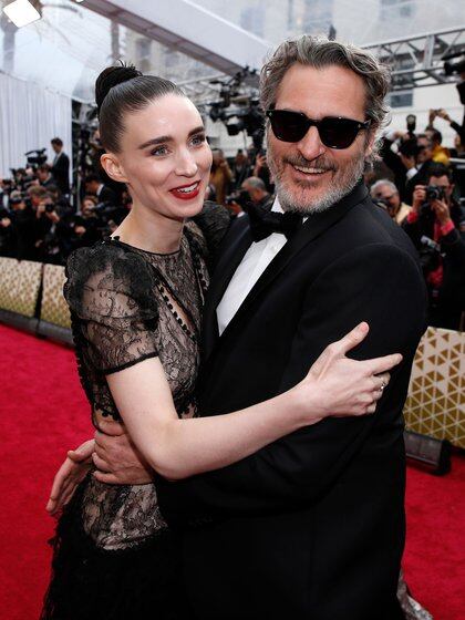 Joaquin Phoenix y Rooney Mara en la alfombra roja de los Oscar (Reuters)