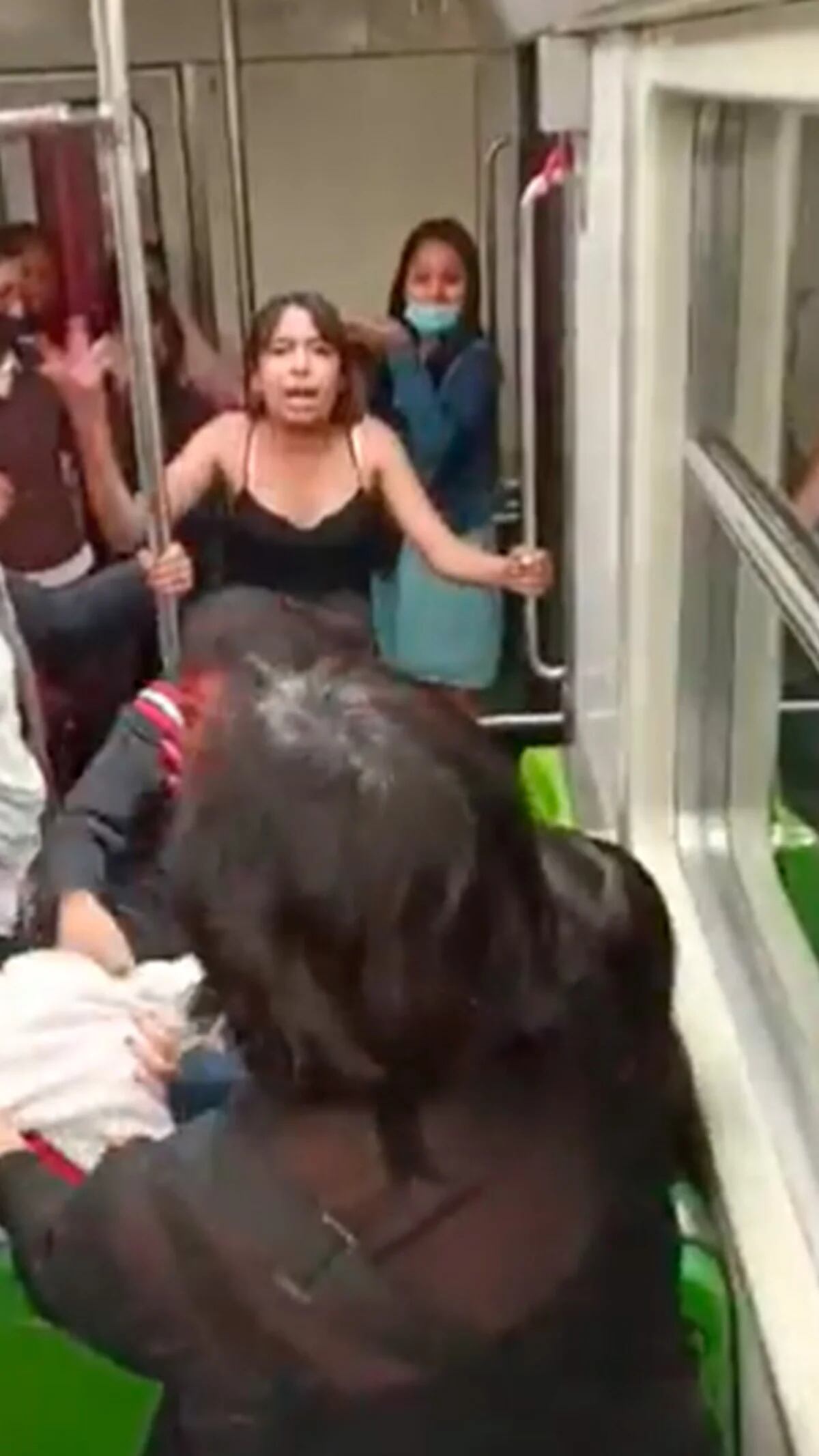Video. Mujeres se lesionan tras romper estructura del Metro CDMX