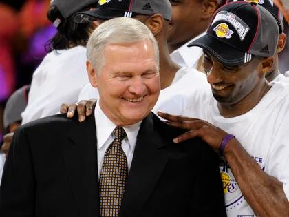 Jerry West com Kobe Bryant durante o campeonato dos Los Angeles Lakers em 2000