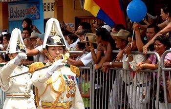 Imagen de archivo. Integrantes del grupo de mujeres cadetes del Ejército Nacional en el desfile militar realizado el lunes 20 de julio en Tame (Arauca), con ocasión de la fiesta nacional de Independencia. /Presidencia de la República