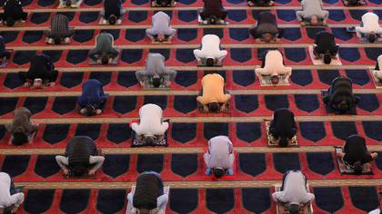 Libaneses asistieron a la mezquita de al-Amin en Beirut el 8 de mayo de 2020 respetando el distanciamiento social luego de que las mezquitas reabrieran sus puertas para las oraciones del viernes (REUTERS/Mohamed Azakir)