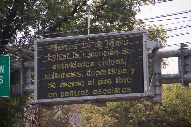 Un cartel en una autopista de la Ciudad de México advierte de la alta contaminación ambiental. VICTORIA VALTIERRA /CUARTOSCURO.COM