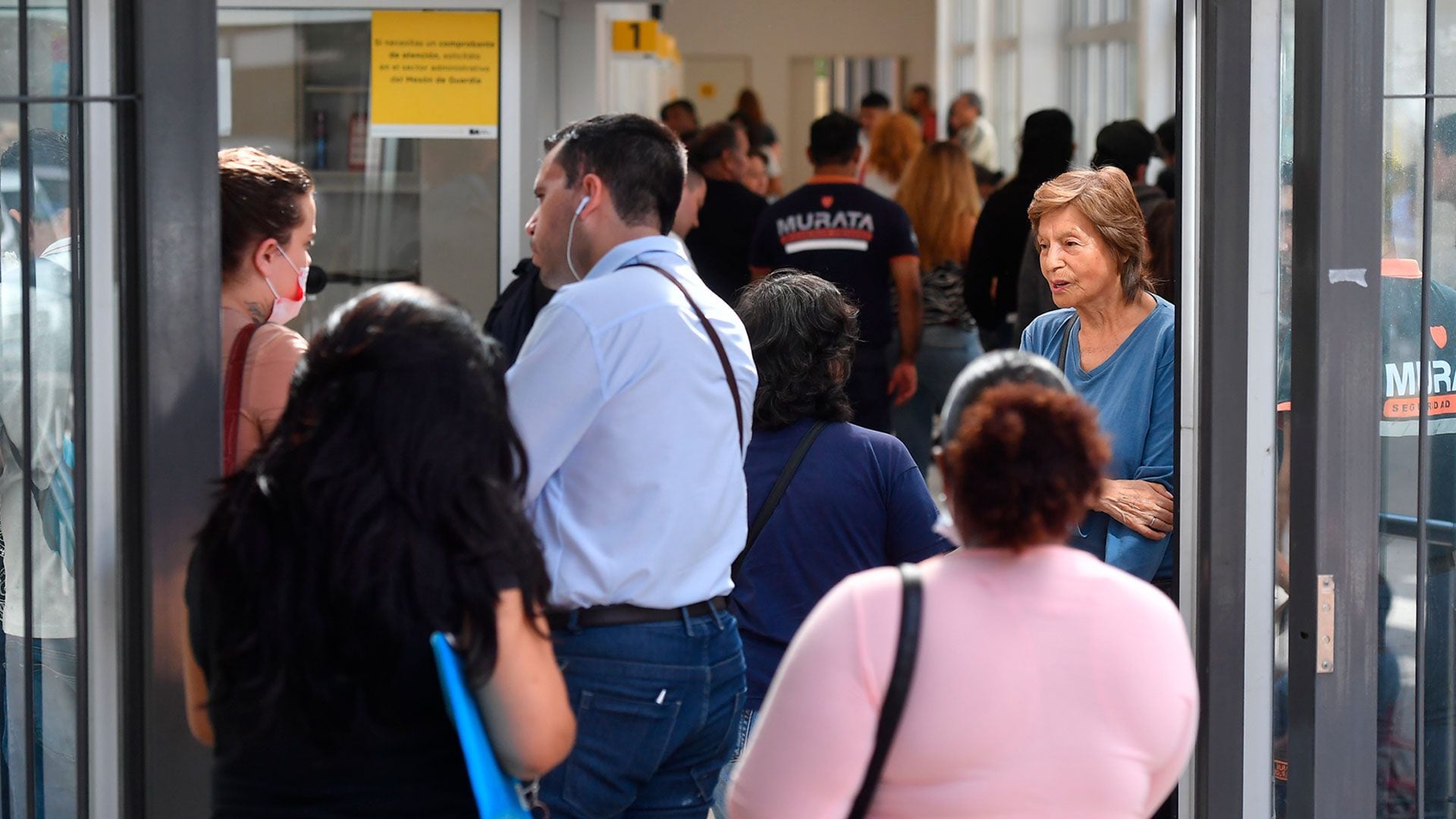 Filas en hospitales por casos de dengue hospital Rivadavia portada