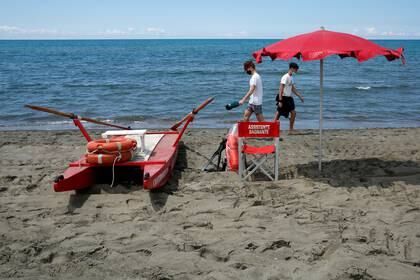 La alcaldesa de Roma, Virgina Raggi, explicó cómo funciona la página web del ayuntamiento en la que se informa en tiempo real sobre el estado de ocupación de las playas (REUTERS/Remo Casilli)