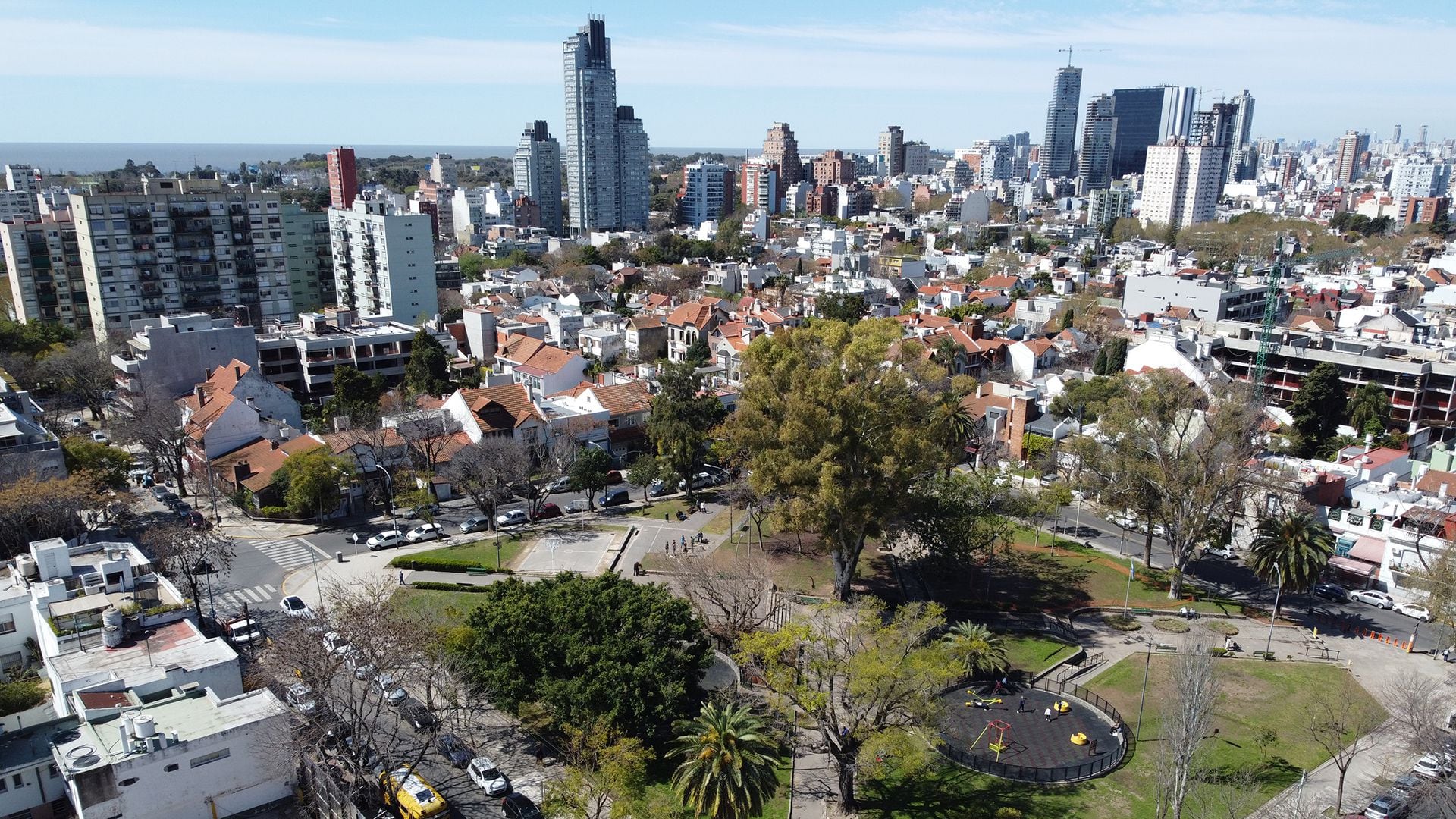 Cerca de la Plaza Félix Lima en las Lomas de Núñez hay bastante movimiento de nuevas obras y otras que están por arrancar