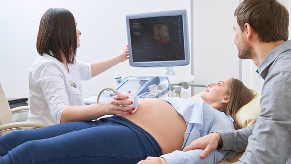 Si la pareja logra concebir un embarazo a pesar de la obesidad o el exceso de peso también es posible que enfrente riesgos durante el trabajo de parto y también para el bebé (Getty Images)