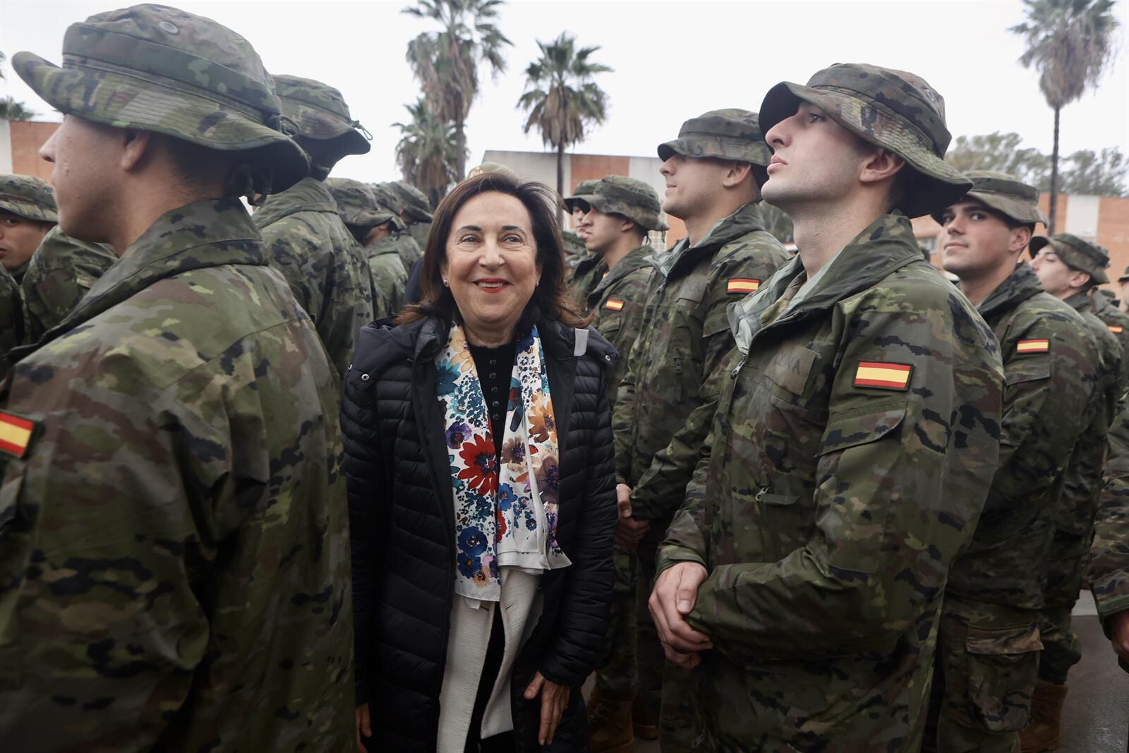 19/01/2024 La ministra de Defensa, Margarita Robles, conversa con personal de tropa, a 19 de enero de 2024, en Cádiz, Andalucía (España). La ministra de Defensa, Margarita Robles, visita el Centro de Formación de Tropa número dos y el Regimiento de Artillería de Costa número cuatro en el Acuartelamiento Camposoto.
POLITICA 
Nacho Frade - Europa Press
