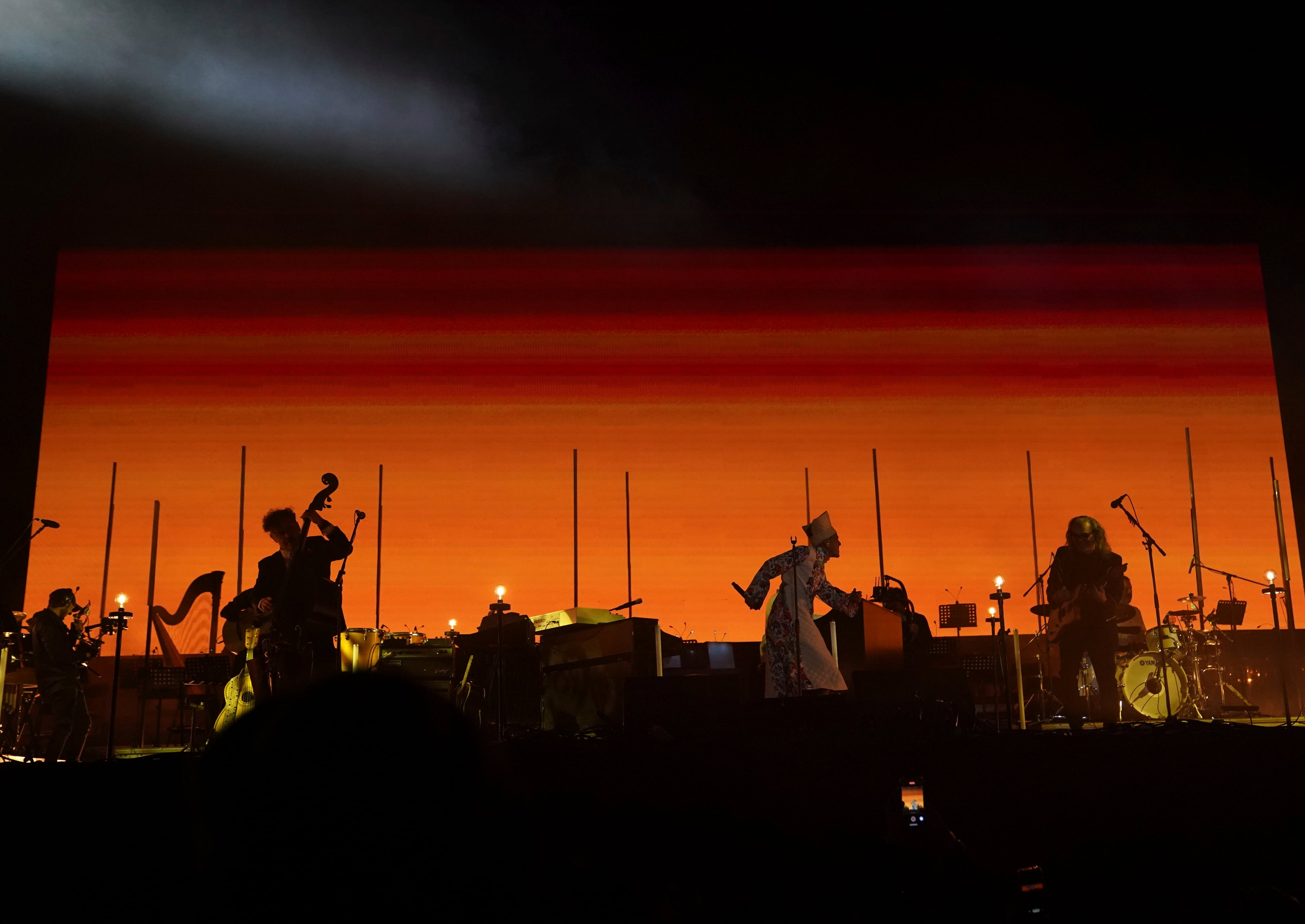 La banda mexicana Café Tacvba durante su presentación en el festival Vive Latino en la Ciudad de México el sábado 18 de marzo de 2023. (Foto AP/Fernando Llano)