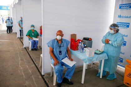 Imagen de archivo de trabajadores sanitarios esperando por una dosis de la vacuna de Sinopharm contra el coronavirus en Lima, Perú. 9 de febrero, 2021. REUTERS/Sebastian Castaneda/Archivo