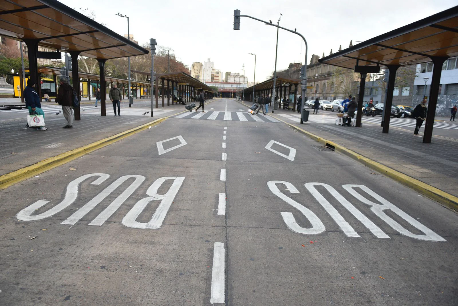 Una postal del paro de colectivos de este viernes: la estación Constitución sin vehículos ni pasajeros (Foto: Adrián Escandar)