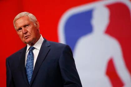 Jerry West dando un discurso en San Francisco, California