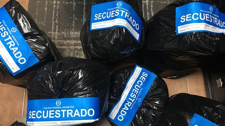 Los efectivos policiales secuestraron varios bolsos de mercadería apócrifa