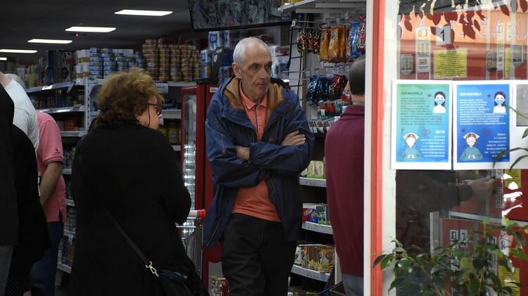 Los médicos recomiendan a los adultos mayores que minimicen las idas al supermercado o que no vayan directamente y otras personas compren por ellos (foto Nicolás Stulberg)