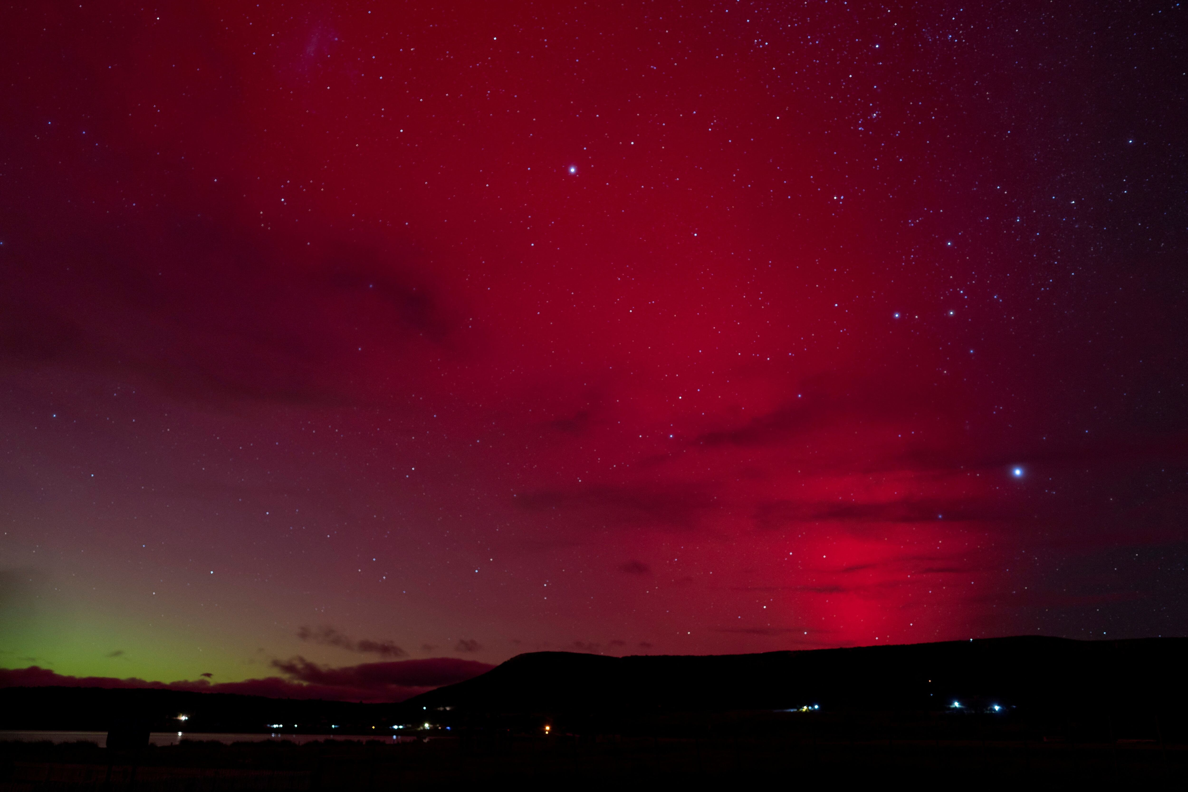 Una aurora austral es observada en Punta Carrera, Chile (REUTERS) 