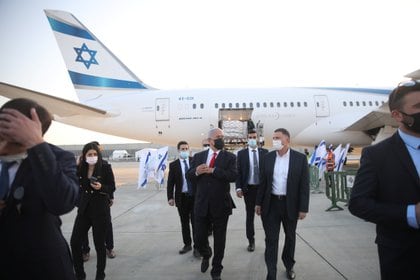 El primer ministro de Israel Benjamin Netanyahu y el ministros de Salud Yuli Edelstein (Motti Millrod/REUTERS)