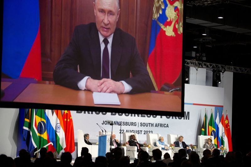 Un mensaje grabado del presidente ruso Vladimir Putin es emitido durante el discurso de apertura de la Cumbre de los BRICS en Johannesburgo, Sudáfrica. 22 de agosto 2023 REUTERS/James Oatway