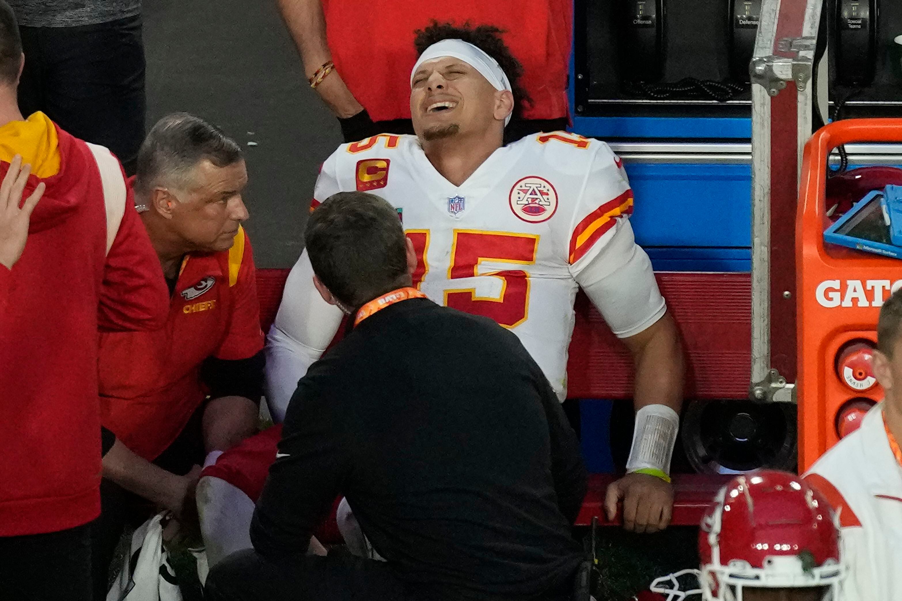 El quarterback Patrick Mahomes (15) de los Chiefs de Kansas City gesticula en la banca durante el primer tiempo del Super Bowl 57 ante los Eagles de Filadelfia en Glendale, Arizona, el domingo 12 de febrero de 2023. (AP Foto/Charlie Riedel)