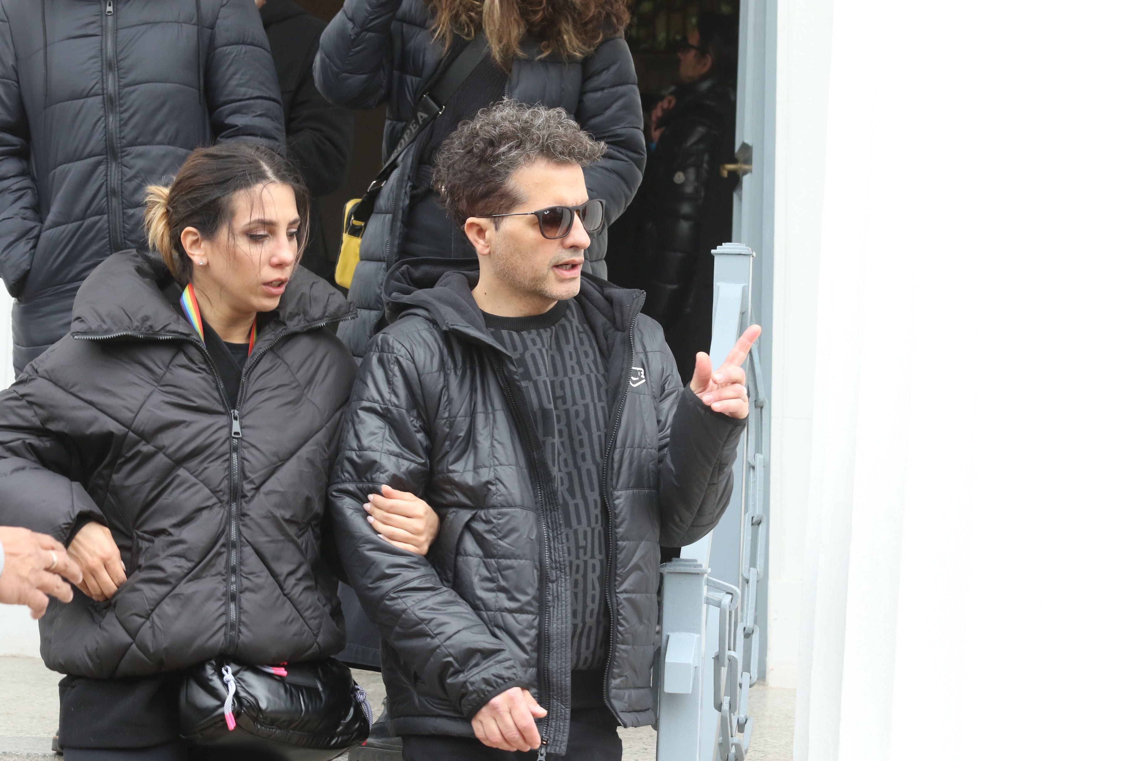 Cinthia Fernández y Ángel De Brito acompañaron a familiares y amigos en el Cementerio de la Chacarita (RS fotos)