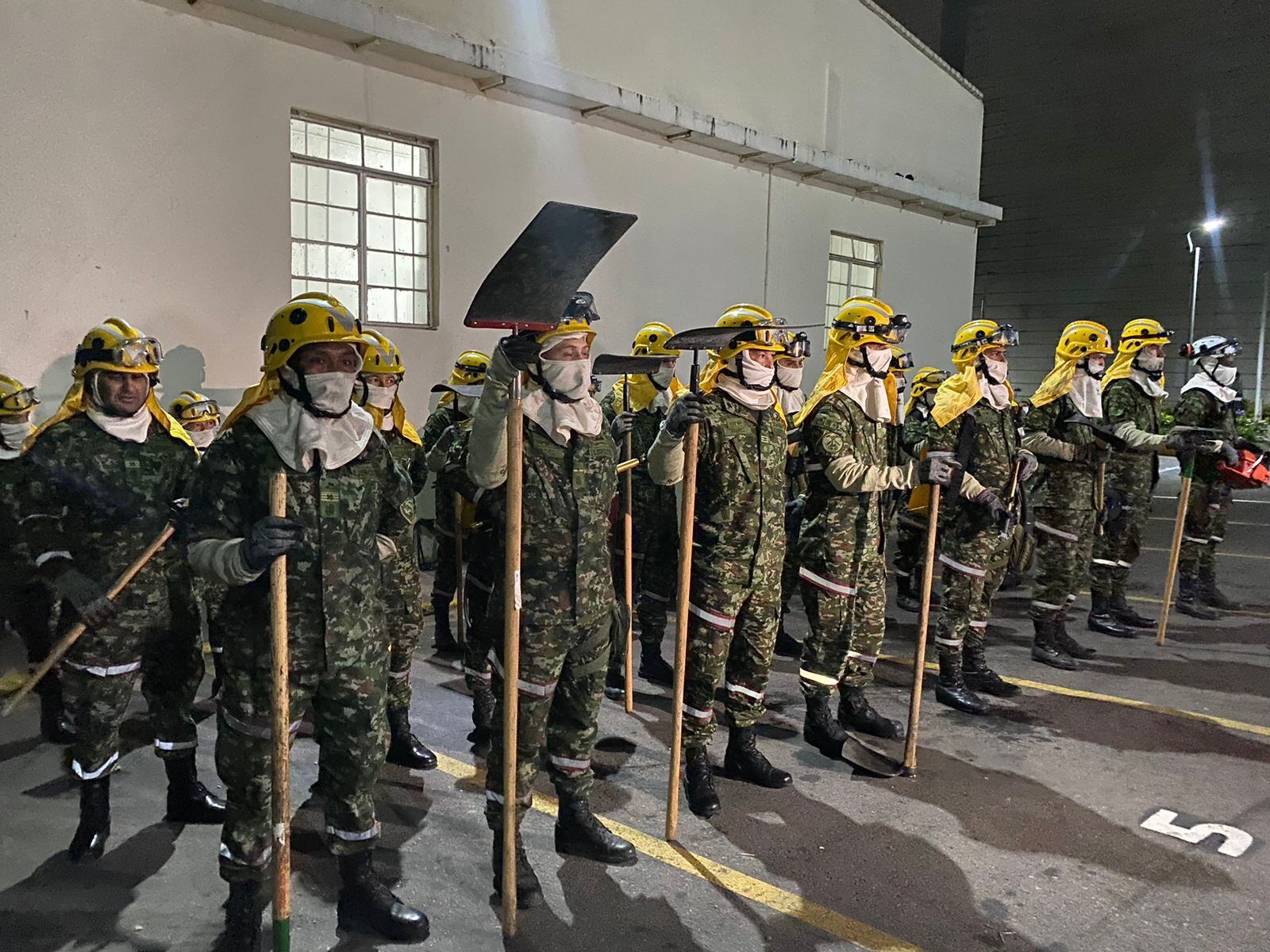 Miembros del Ejército Nacional apoyan la atención del incendio en los cerros orientales