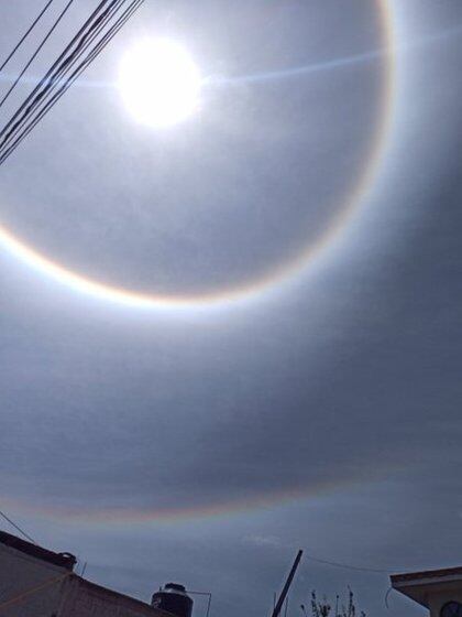 Imágenes difundidas en redes sociales muestran el aro doble alrededor del sol (Foto: Twitter@@SuperiorJose)