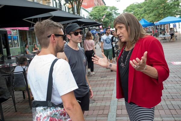 Christine Hallquist, haciendo campaña en las calles de Vermont. (REUTERS/Caleb Kenna)