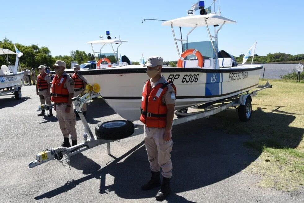 El bote a motor SB 5107 de la Prefectura Naval Argentina es una embarcación menor dotada de un potente motor fuera de borda de 65 HP que lo hace apto para tareas de auxilio rápido a personas en peligro en las aguas del Paraná