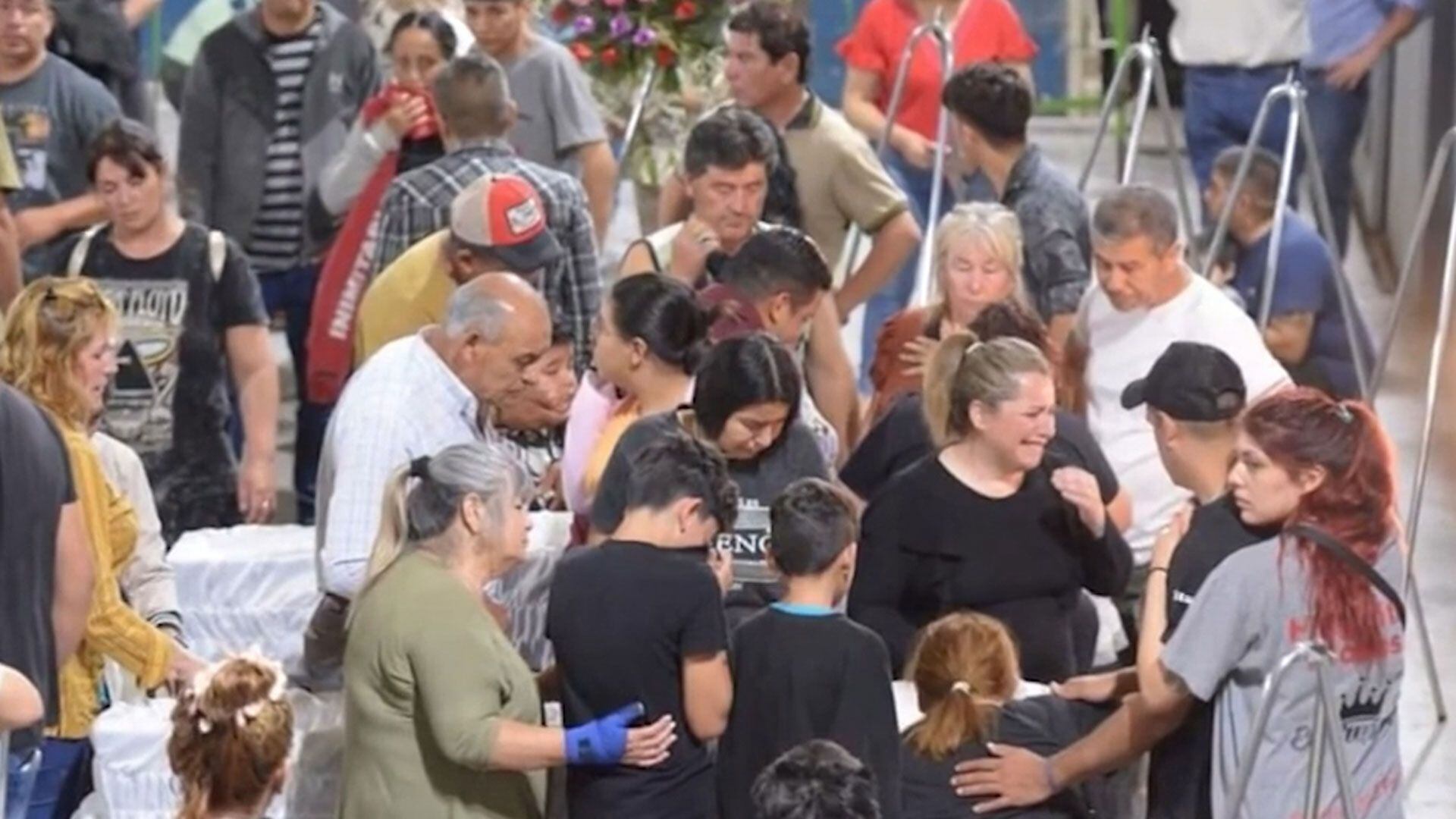 Llanto y desolación en el último adiós a Huguito Flores (Foto: Captura de TV)