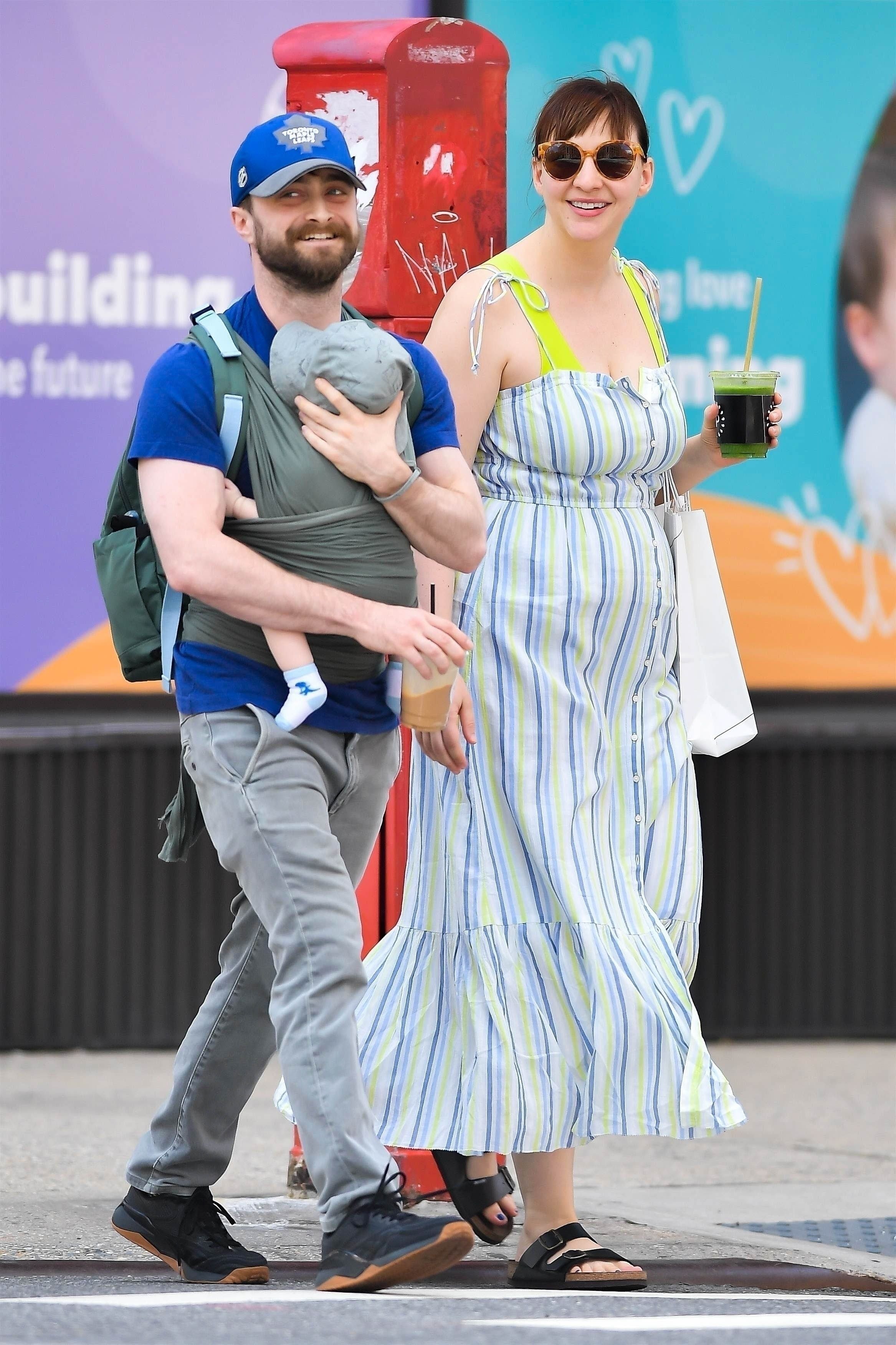 La estrella de Harry Potter Daniel Radcliffe y su pareja Erin Darke han sido vistos paseando con su bebé por el West Village  (Photo © 2023 Backgrid/The Grosby Group)

