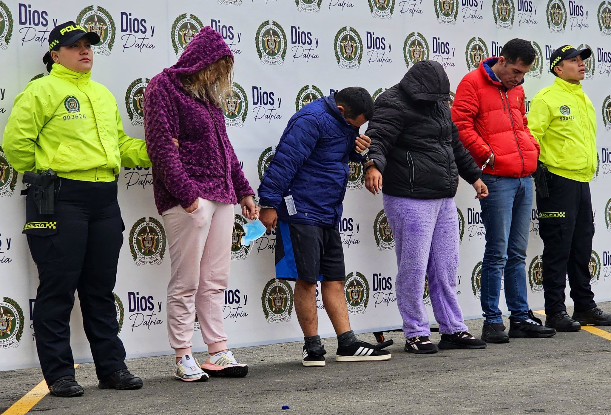 Tres de los detenidos cayeron mediante orden judicial en Fontibón, mientras que otro de los miembros de Los Simuladores cayó en vía pública en la localidad de Suba - crédito Mebog