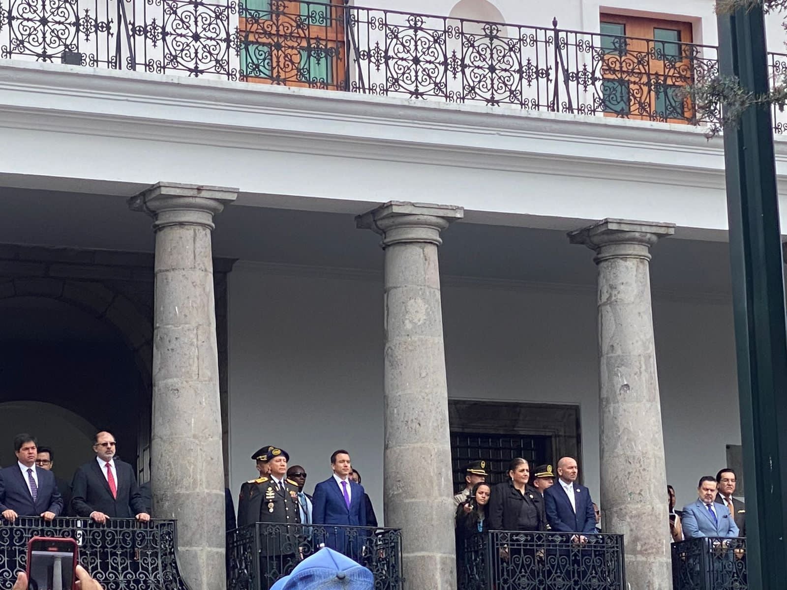 El exlegislador Pablo Muentes (en el extremo derecho) participa en un acto oficial en diciembre de 2023.